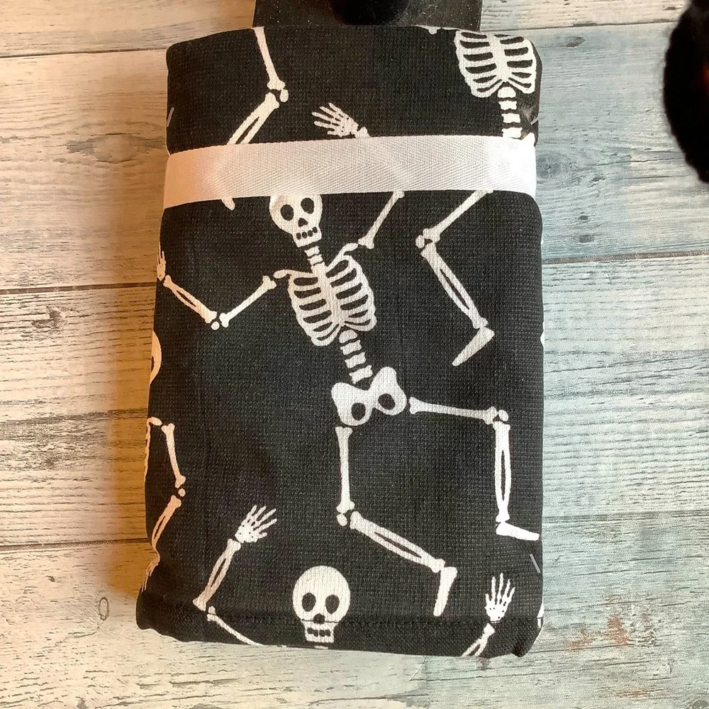 Casaba 2-Piece Dancing Bones Hand Towels